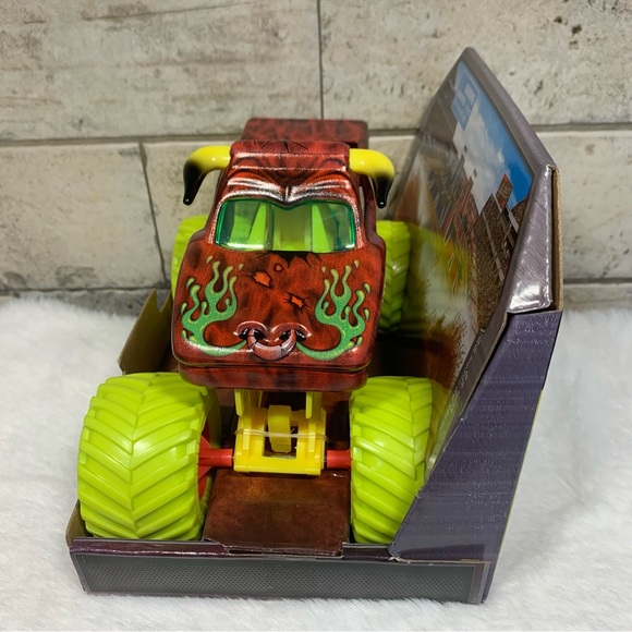MONSTER JAM 1/24 SCALE ZOMBIE INVASION EL TORO LOCO 2024 SPIN MASTER - Picture 3 of 7